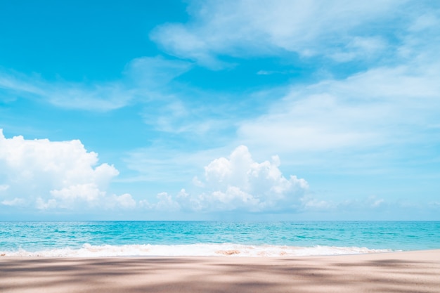 熱帯の自然のきれいなビーチと夏の白い砂浜と太陽の水色の空とボケ味の背景。