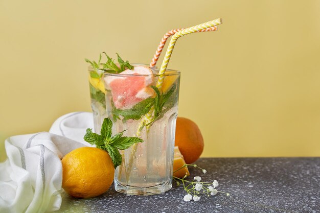 Foto cocktail tropicali non alcolizzati con agrumi e fragole acqua di disintossicazione estiva vitaminizzata