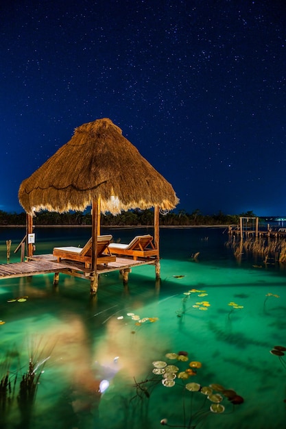 Тропический курорт в лагуне ночью