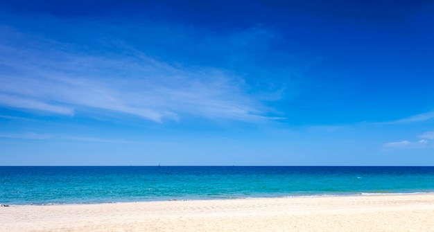 青い海と青い空を背景画像と熱帯の砂浜、自然の背景