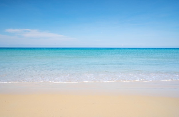 Тропический песчаный пляж с голубым небом на фоне летнего моря на Пхукете, Таиланд