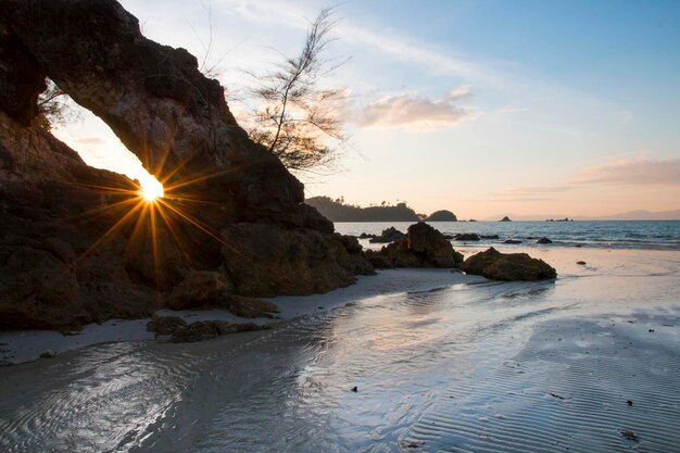 Photo tropical sea and beach with blue sky background in koh phayam at ranong province