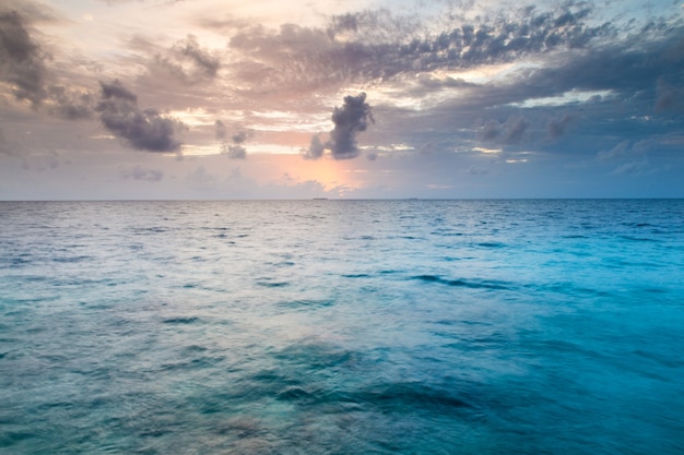 青い空の下の熱帯の海。海の風景。