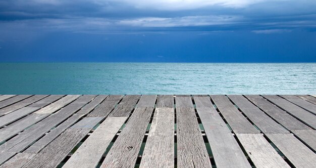 青空の下の熱帯の海