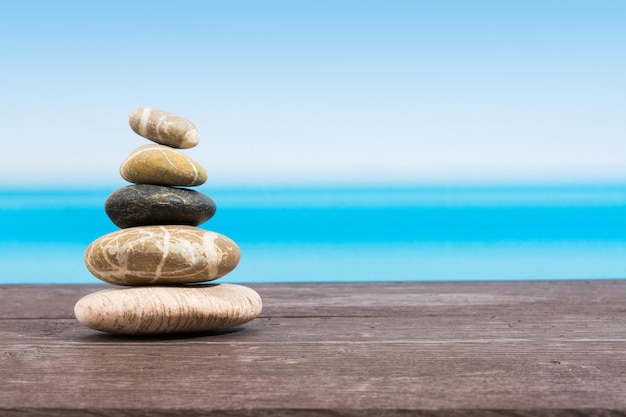 Photo tropical sea seen from the boat stones on table with copy space relaxing on board