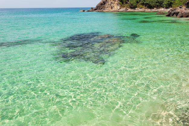 Foto mare tropicale nella stagione estiva in tailandia, immagine per lo sfondo della natura