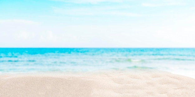 Тропический летний фон бирюзового моря и белого песка в солнечный день