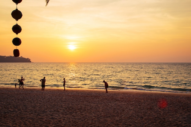 海の熱帯の夕日。