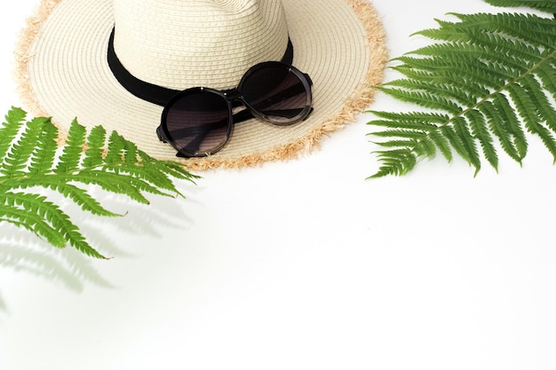 열대 휴가 밀짚 해변 선글라스 태양 안경 고사리 복사 공간 여름 개념의 잎
