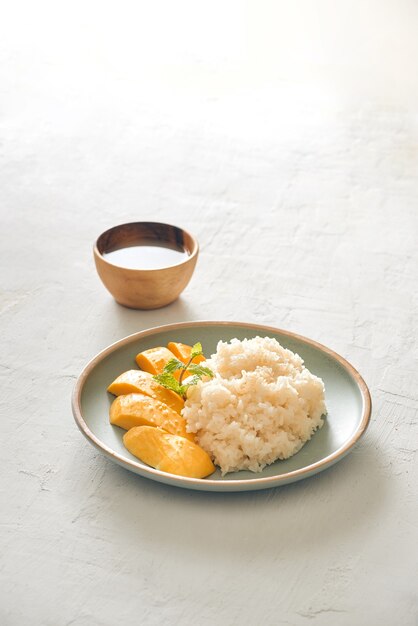 Tropisch dessert in Thaise stijl, kleefrijst eten met mango's