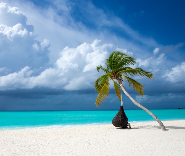 Tropisch eiland van de Maldiven met witte zandstrand en zee