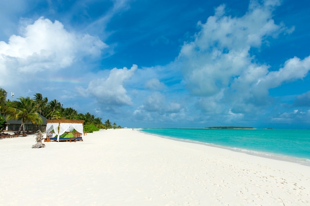 Tropisch eiland van de Maldiven met witte zandstrand en zee