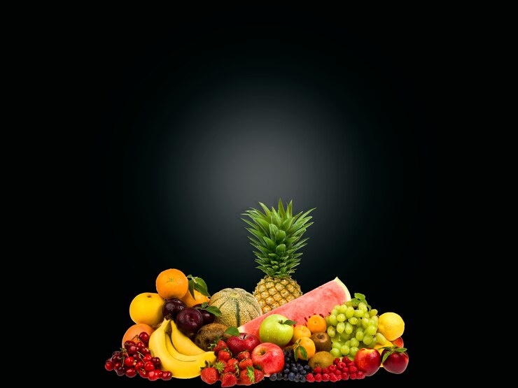 tropisch fruit in spatten van water op zwarte achtergrond