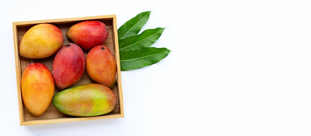 Tropisch fruit, Mango in houten doos op witte achtergrond.