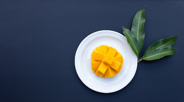 Tropisch fruit, Mango op donker