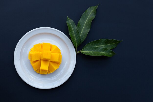 Tropisch fruit, Mango op donker