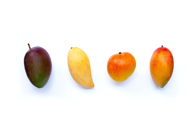 Tropisch fruit Mango op witte achtergrond Bovenaanzicht