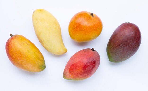 Tropisch fruit Mango op witte achtergrond Bovenaanzicht