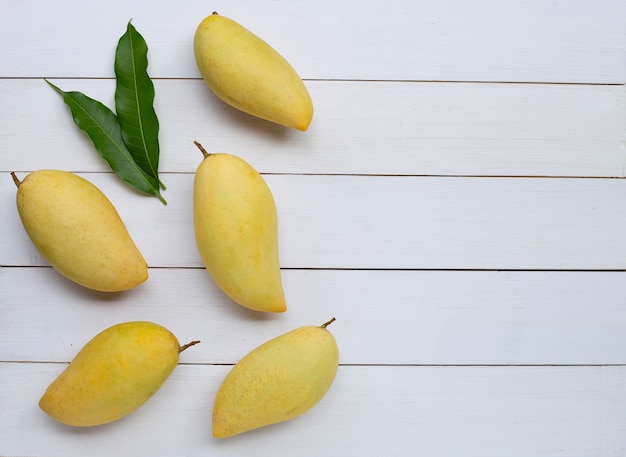 Tropisch fruit, Mango op witte houten