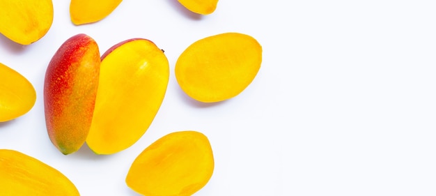 Tropisch fruit, mango op witte ondergrond. Bovenaanzicht