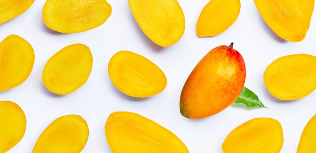 Tropisch fruit, Mangoplakken op witte achtergrond.