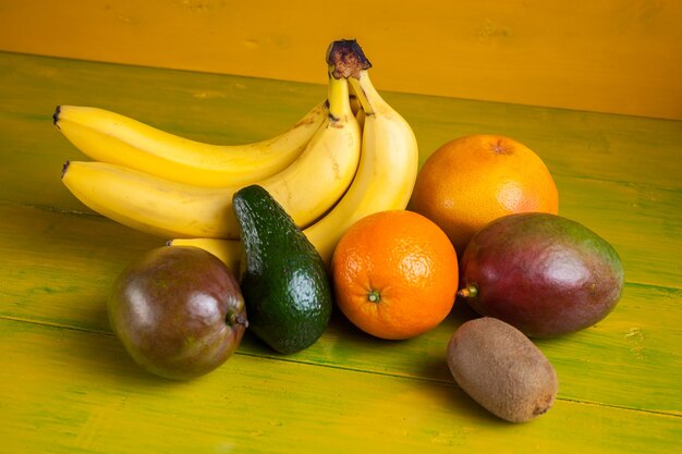 Tropisch fruit op geel houten, vers voedsel.