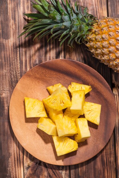 Tropisch fruitconcept. Gesneden ananas op de oude houten achtergrond.