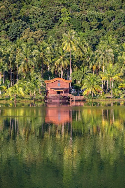 Tropisch huis in de vorm van een schip naast de zee in de jungle met groene palmbomen Luxe strandresort op een eiland in Thailand Natuur- en reisconcept