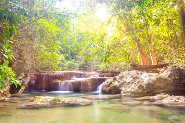 Tropisch landschap met prachtige watervallen en groene bomen in het wilde junglebos Erawan National park Kanchanaburi Thailand