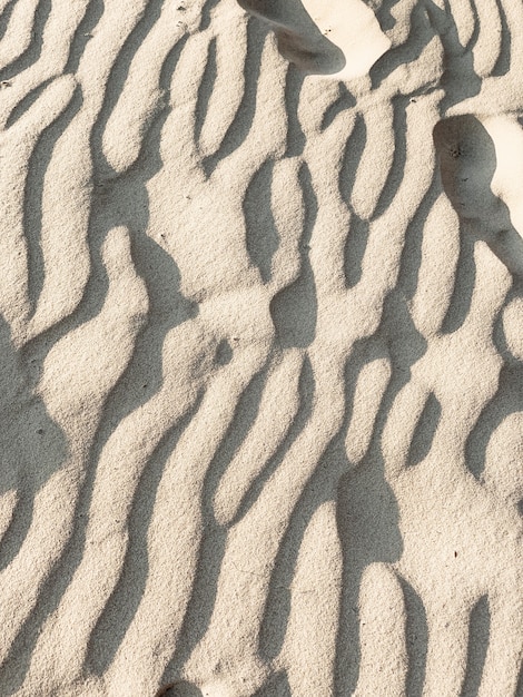 Tropisch mooi strand met wit zand en windgolven