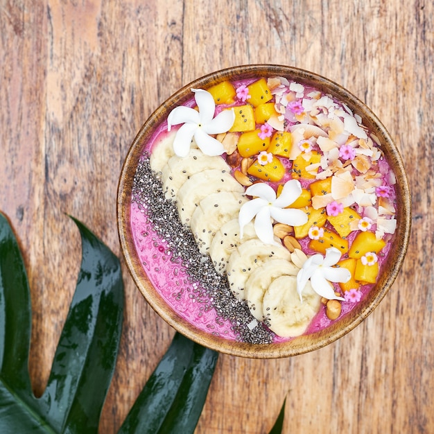 Tropisch ontbijt fruit smoothie bowl