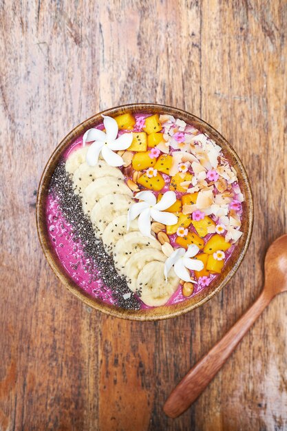 Tropisch ontbijt fruit smoothie bowl