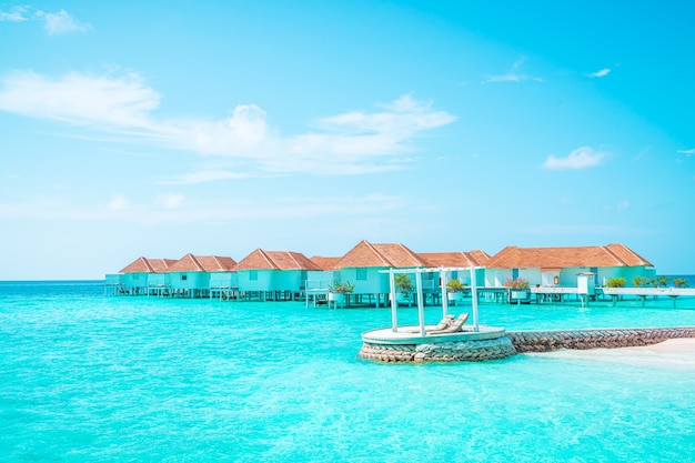 Tropisch resorthotel in de maldiven en eiland met strand en zee