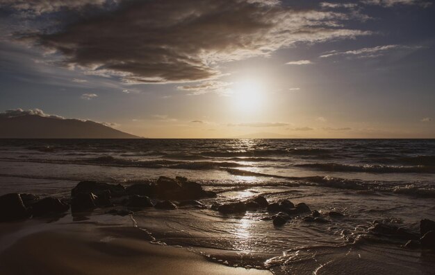 Tropisch strand achtergrond zandstrand zonsondergang strand met kalme golf van turquoise oceaan Maldiven perfecte scen