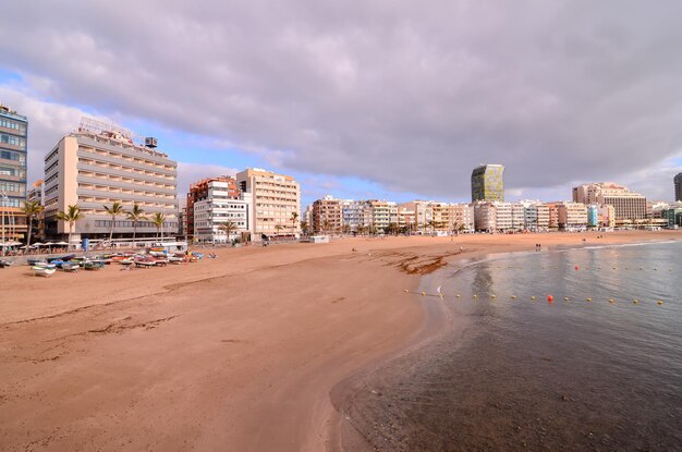 Foto tropisch strand bij de stad