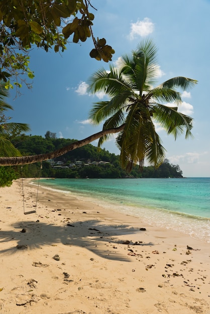 Tropisch strand bij Mahe-eiland Seychellen. Verticale opname