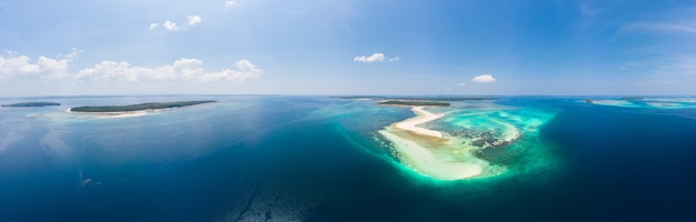 tropisch strand eiland rif Caribische zee. Witte zandbank Snake Island, Indonesië Molukkenarchipel, Kei-eilanden, Banda Sea, reisbestemming