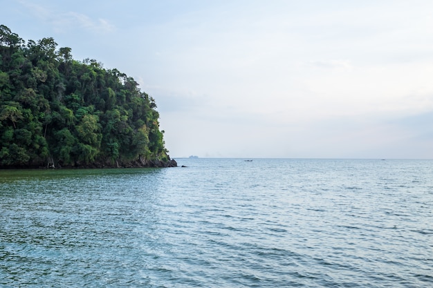 Tropisch strand en eiland in Andaman-Overzees, Thailand