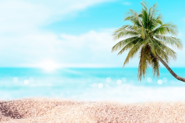 Tropisch strand en wit zand in de zomer met zon en lichtblauwe hemel