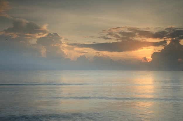 Tropisch strand en zee bij zonsondergang op het eiland Maldvies