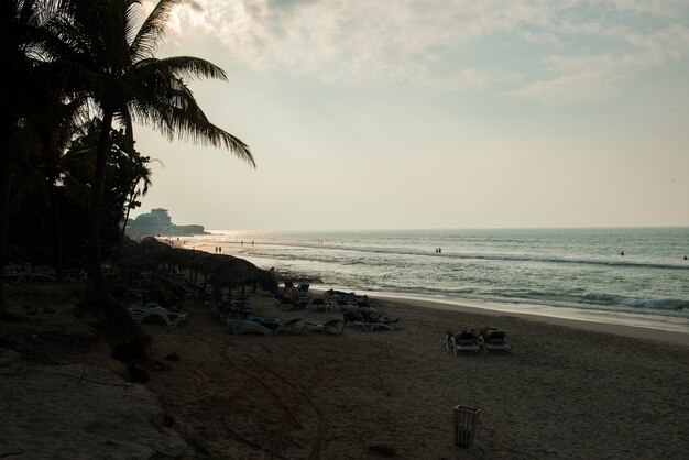 Tropisch strand geweldig uitzicht Helder wit zandstrand in zomerdag Golven van blauwe zee pauze op zonnig strand Cuba palmen strand landschap