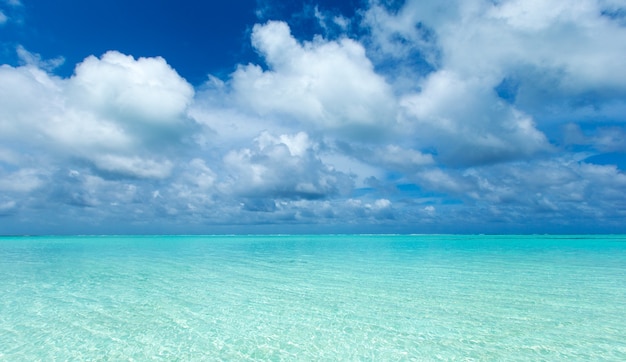 Tropisch strand in de Maldiven met blauwe lagune