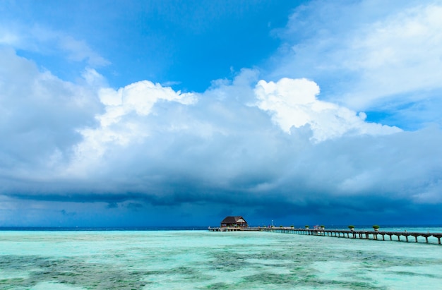 Tropisch strand in de maldiven met enkele palmbomen en blauwe lagune