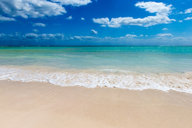 Tropisch strand in de maldiven