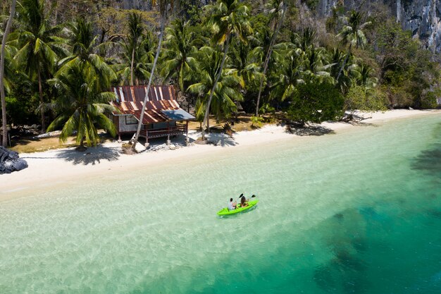 Tropisch strand in El Nido, Palawan, Filipijnen