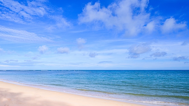 Tropisch strand in Thailand. Uitzicht op de strandkust, de zee en de lucht