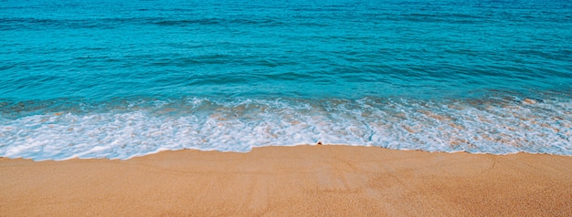 Tropisch strand in thailand. uitzicht op het strand en de zee