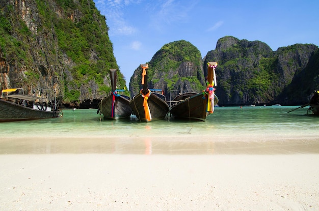 Tropisch strand longtail boten Andaman Zee Thailand