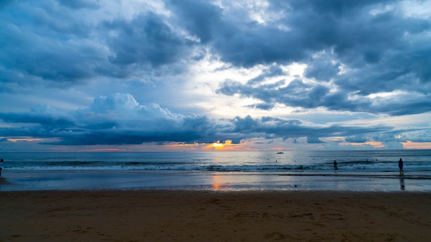 Tropisch strand met bewolkt