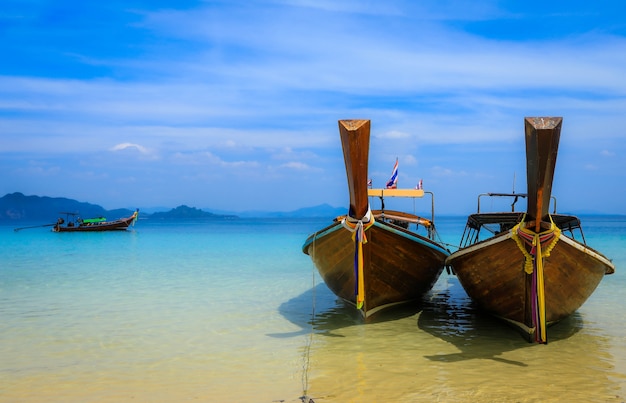 Tropisch strand met traditionele lange staart boten met kopie ruimte, Khabi, Thailand